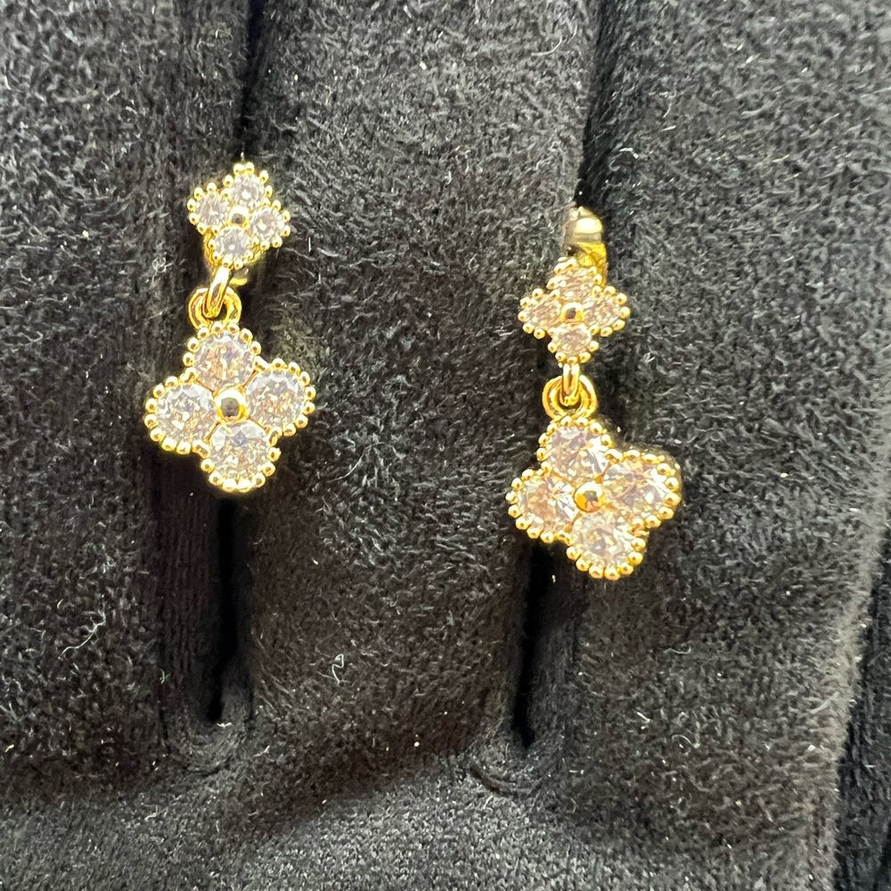 Elegant Gold filled clover Earrings NWOT
